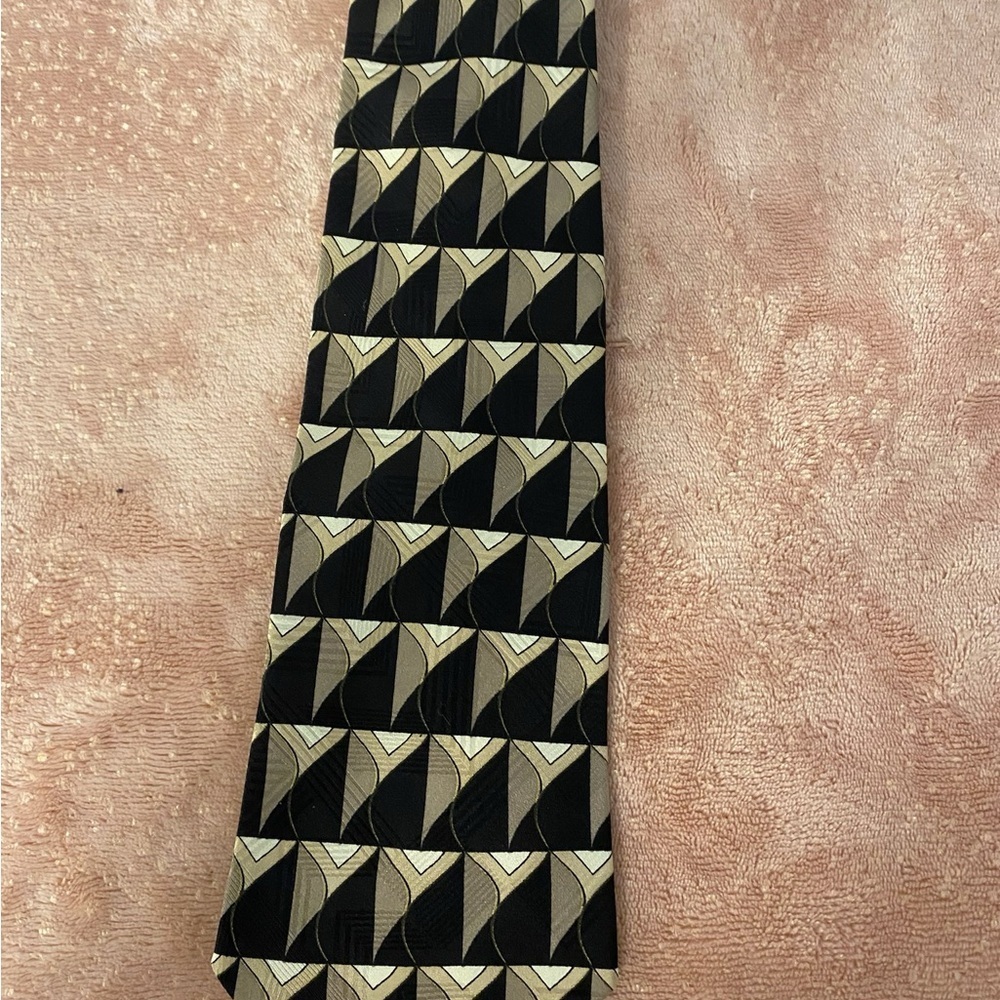 Elegant Black and Gold Men's Tie - Picture 3 of 8